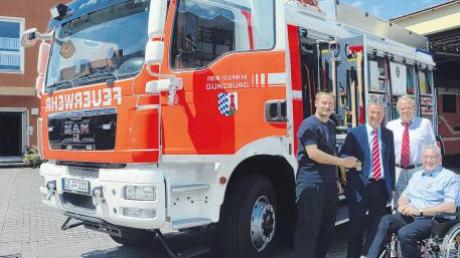 Gemeinsam mit den Feuerwehrreferenten Günter Treutlein und Ferdinand Munk hat Oberbürgermeister Gerhard Jauernig Feuerwehrkommandant Christian Eisele symbolisch den Schlüssel für das neue Tanklöschfahrzeug überreicht.  