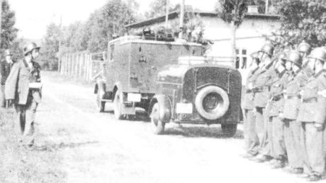 Die HJ-Feuerwehr im Jahr 1942 und das Fahrzeug, mit dem die Löschgruppe damals im Einsatz war.  
