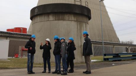 Die Ingenieurin Susanne Leinauer erklärt den Schülern im Kernkraftwerk Gundremmingen die Funktionsweise der Anlage.