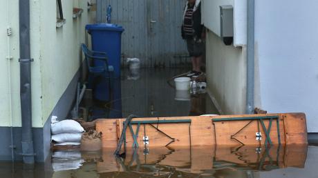 In Burgau versucht ein Mann sein Haus vor der gefluteten Mindel zu schützen.