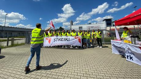 Beim Warnstreik bei WBack in Leipheim legten am Montag 30 Beschäftigte ihre Arbeit nieder. 