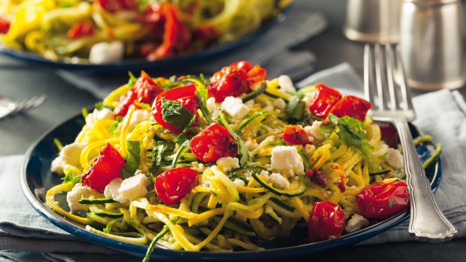 Zucchini sind ein Allroundtalent. Wie wäre es zum Beispiel mit einem Griechischen Spaghettisalat aus Zucchini mit Tomaten und Feta?