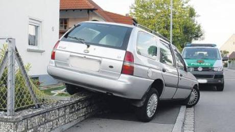 Missgeschick: 18-Jähriger parkt Auto auf Nachbars Gartenmauer