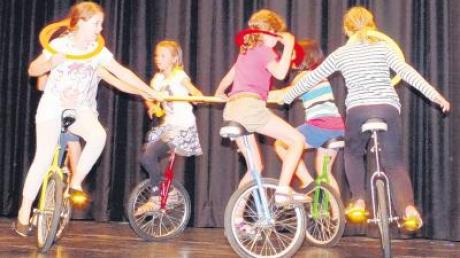 Die Manege des Zirkus Fantastico der Erich-Kästner-Schule Neu-Ulm war die Bühne im Kulturzentrum. Die Einradfahrerinnen legten ein flottes Tempo vor.