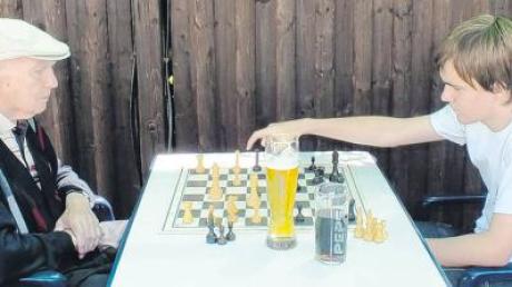 Die Schachfreunde Vöhringen sind beim Sportpark-Sommerfest immer vertreten und zeigen, wie gut sich Alt und Jung verstehen. 