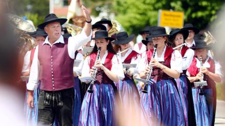 69 Vereine, darunter 23 Musikkapellen, waren beim großen Festumzug durch Obenhausen zu sehen. Mit dabei war auch der Musikverein Kellmünz. Zahlreiche Zuschauer – und Zuhörer – säumten die Straßen entlang der Umzugsstrecke. 	