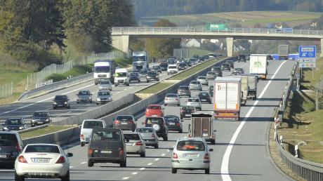 Auf der Autobahn A 8 Richtung Stuttgart hat ein Lkw zwischen den Anschlussstellen Dasing und Friedberg die Mittelleitblanke durchbrochen.

