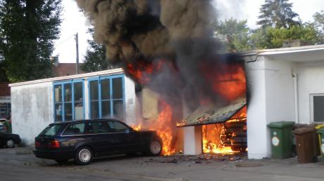In der Meringer Straße kam es am Mittwochabend zu einem Garagenbrand. An Autos kam es zu Totalschäden.