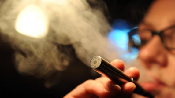 Stück Zunge verloren: E-Zigarette explodiert im Mund: Mann schwer