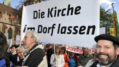 Rund 2500 Gläubige demonstrierten vor dem Augsburger Dom gegen die geplante Bistumsreform.