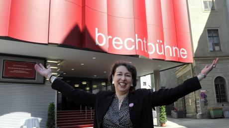 Juliane Votteler, die Intendantin der städtischen Bühnen Augsburg steht  vor der neuen Brecht Bühne. 