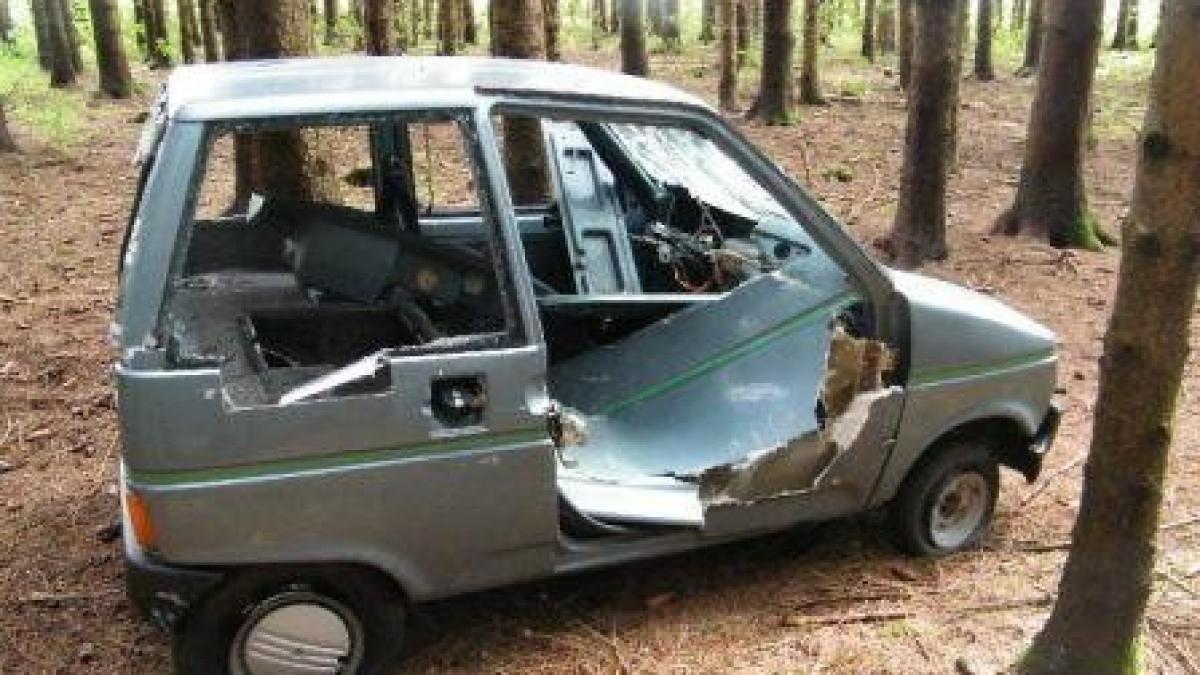 Oberdießen: Umweltsünde: Schrott-Auto im Wald entsorgt