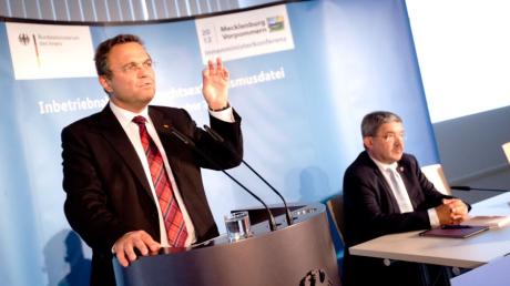 Bundesinnenminister Hans-Peter Friedrich (CSU) hat zusamme mit Mecklenburg-Vorpommerns Innenminister Lorenz Caffier (CDU) die zentrale Rechtsextremismus-Datei freigeschaltet. 
