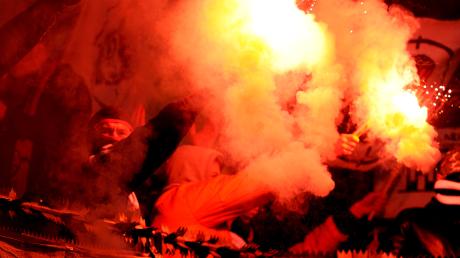 Beim Spiel Bayer Leverkusen gegen Eintracht Frankfurt zündeten Fans Leuchtraketen und Bengalos. NUn wird ermittelt.