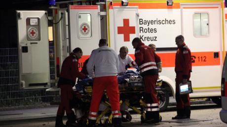 Ein oder mehrere Unbekannte hatten zwei schwerverletzte Brandopfer vor einer Tankstelle in Türkheim abgelegt.