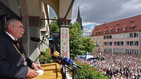 Ivo Gönner (SPD) hebt in Ulm seine Hand letztmals zum Stadtschwur. Seit 1397 legt der OB von Ulm öffentlich Rechenschaft über das vergangene Jahr ab und erneuert seinen Amtseid.