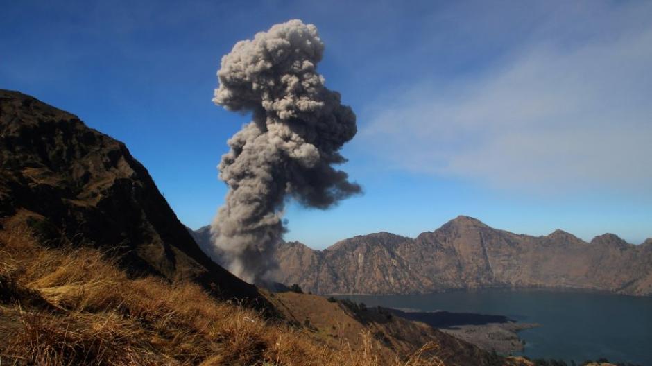 Insel In Indonesien Vulkan Bricht Auf Lombok Aus Uber 100 Touristen Von Berg Gerettet Augsburger Allgemeine