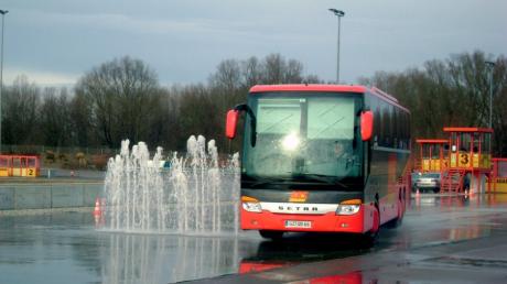Ein BBS-Bus beim Fahrsicherheitstraining auf dem ADAC-Verkehrsübungsplatz in Augsburg. (Archivfoto) 