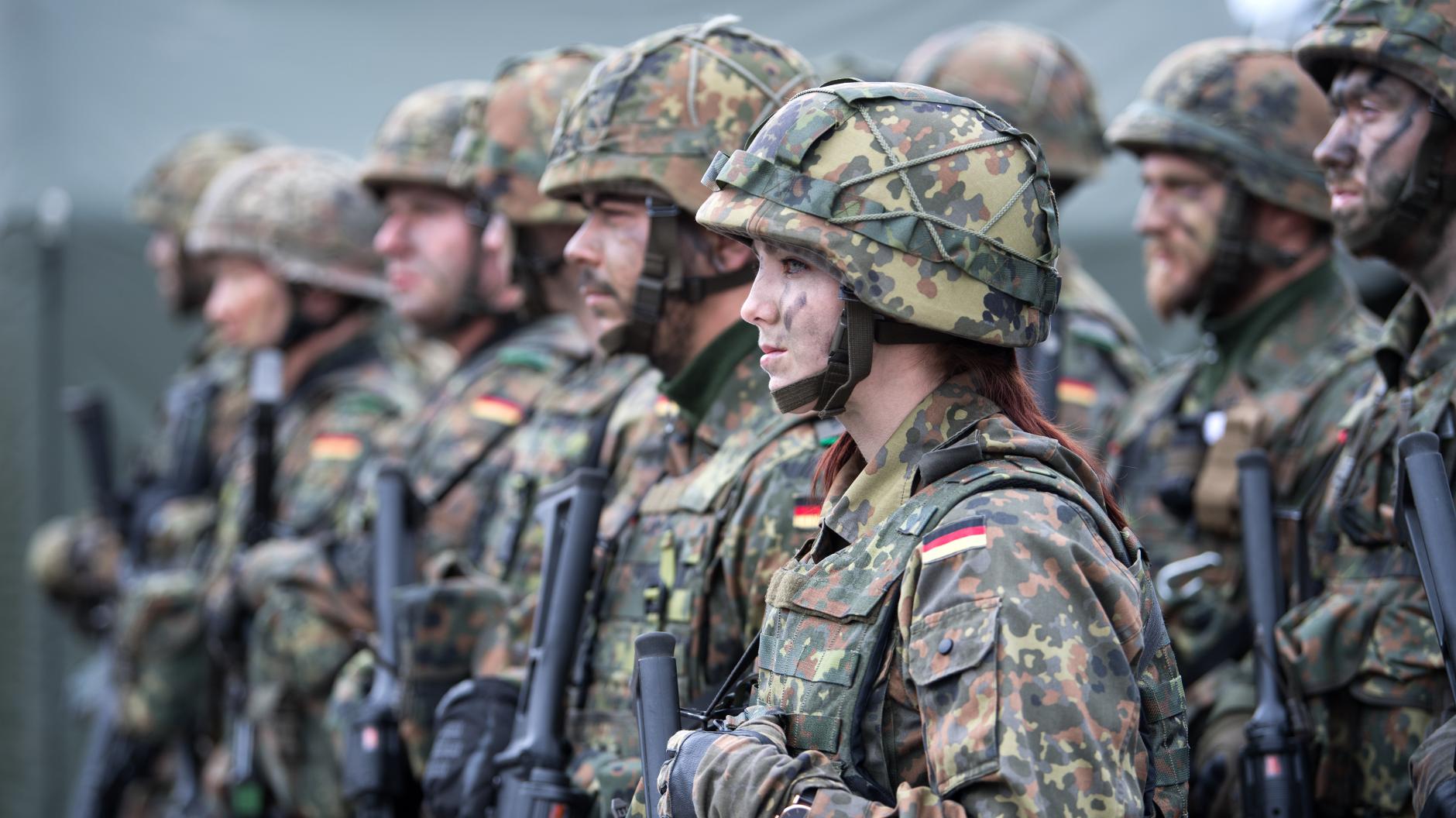 Verteidigungsausgaben Merkel Bekennt Sich Zu Milliardenplus Für Bundeswehr 