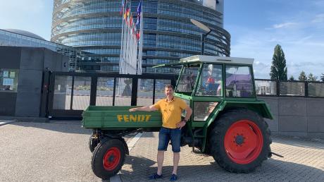 Der Sitz des Europäischen Parlaments in Straßburg: Für Bernhard Weindl aus Langenhaslach war das ein Ziel seiner „Europareise“ mit dem Fendt. 	