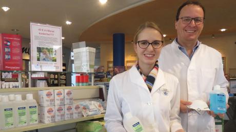 Desinfektionsmittel und Gesichtsmasken sind derzeit auch in der Krumbacher Bahnhof-Apotheke gefragt. Unser Bild zeigt Inhaber Mathias Müller und Apothekerin Julia Strobel. 
