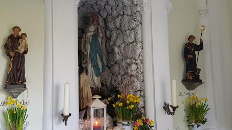 Die Kapelle birgt im Innern eine Lourdesgrotte mit der Muttergottesstatue flankiert von den Figuren des Heiligen Leonhard und Antonius. Die Heilige Bernadette blickt zur Muttergottes auf. 	