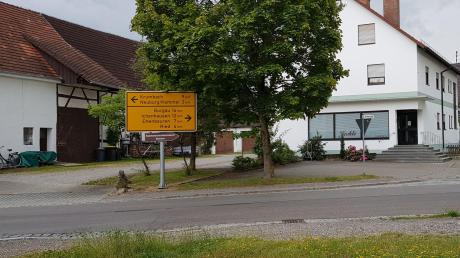 Die innerörtliche Staatsstraßenkreuzung in Langenhaslach erhält eine Querungshilfe mit Mittelinsel.  	