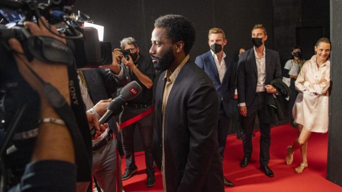 Swiss: Festival Film Locarno: Pembukaan di bawah payung
