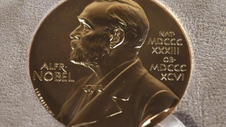 Archivfoto einer Nobelmedaille. An diesem Donnerstag wird der Literaturnobelpreis verleihen.