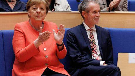 Ex-Kanzlerin Angela Merkel hielt bei der «Hommage» der Konrad-Adenauer-Stiftung die Laudatio für Schauspieler Ulrich Matthes (r).