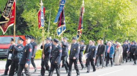 Begleitet von der Stadtjugendkapelle sowie den Fahnenabordnungen marschierten die fünf Landsberger Feuerwehrmannschaften zur „Floriani-Messe“ in die Kirche St. Katharina.