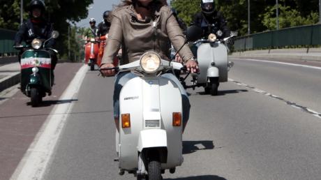 Die Haare unter dem Helm flattern im Wind: Die Vespas versprühen beim Corso durch die Straßen von Landsberg italienisches „Dolce Vita“. 