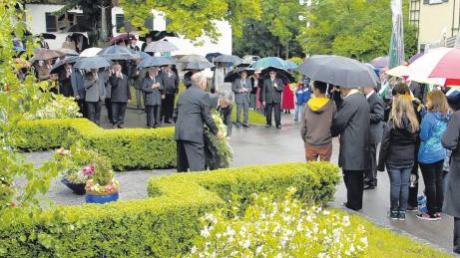 Regenschirme waren bei der Kranzniederlegung bei der Feier des 125-jährigen Bestehen des Oberfinninger Veteranenvereins unverzichtbar.