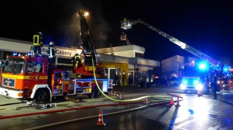 Beim Brand eines Autohauses in Herrsching ist in der Nacht zum Sonntag ein Schaden in Höhe von rund 500000 Euro entstanden. 
