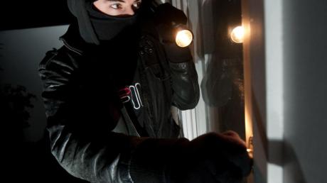 Ein Einbrecher (Symbolbild) hat in der Nacht auf Dienstag in Buch am Ammersee-Ostufer fünfmal zugeschlagen.  

