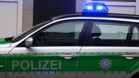 "Unfall mit Kuh", dies meldet die Dießener Polizei in ihrem Wochenendbericht: In der Nacht auf Sonntag ist bei Neugreifenberg ein Rind in ein Auto gelaufen. 
