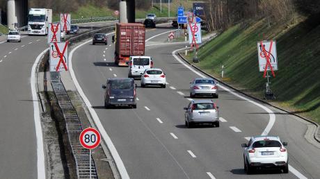 An der Ausfahrt Greifenberg der A96 in Fahrtrichtung München ist die Beschilderung für die Behelfsverkehrsführung bereits angebracht. 
