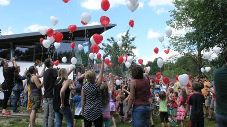 Fast wie eine Hochzeit mutete der Tag der offenen Tür in der erweiterten Kinderkrippe in Greifenberg an, als rote und weiße Ballons in den weiß-blauen Himmel aufstiegen. 