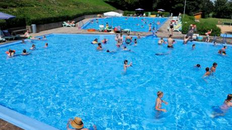 Gestern war noch Badezeit: Wegen eines Rohrbruchs kann ab Montag im Warmfreibad in Greifenberg nur noch das 25-Meter-Becken benutzt werden. 	