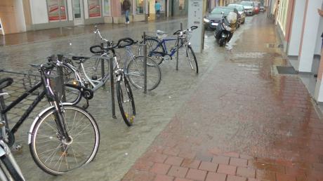 Starkregen setzte am Freitag in Landsberg einige Keller und Geschäfte unter Wasser.