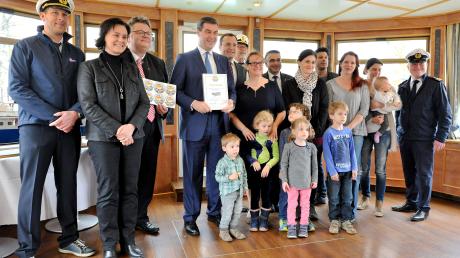 Finanzminister Markus Söder (mitte) nahm auf dem Motorschiff Augsburg die Auszeichnung Fair Family 2016 von Alexandra Gaßmann (Landesvorsitzende des Verbandes kinderreicher Familien) entgegen. Zu feiern gab es auch 140 Jahre Schifffahrtskonzession am Ammersee.