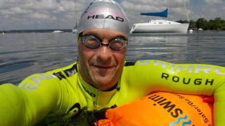 Martin Tschepe im Ammersee. Der Langstreckenschwimmer schwimmt durch Deutschlands Seen, um für eine Benefizaktion in Ludwigsburg zu werben.