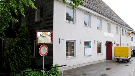 Seit dem vergangenen Sommer ist der Gasthof zur Post in Greifenberg geschlossen, Asylbewerber sind aber noch keine eingezogen. Der Landkreis bleibt dran, die Entscheidung liegt aber in München. 