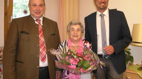 Irmgard Dering mit Bürgermeister Johann Albrecht und Heimleiter Thomas Söldner, die zum 101. Geburtstag gratulierten. 	