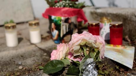 Trauer um zwei Menschen: In Eching hatten Freunde Blumen und Kerzen aufgestellt, um der Toten zu gedenken. 