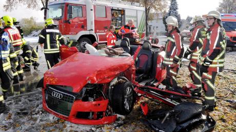 Ein schwerer Verkehrsunfall hat sich am Montag im Landsberger Norden ereignet. Der Fahrer dieses Audi wurde beim Zusammenstoß mit einem Lkw schwer verletzt. 	