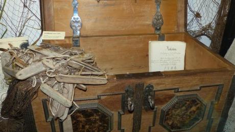 In einer Ausstellung im Haus der Bayerischen Landwirtschaft geht es um die Ammersee-Fischerei. In einer Vitrine ist eine Kopie der Zunftlade mit alten Dokumenten ausgestellt. Das Original ist sicher verwahrt.