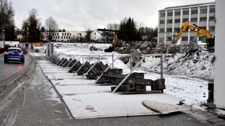 In Landsberg zum Beispiel riss der Sturm am Donnerstagmorgen den Bauzaun am Gelände der ehemaligen Pflugfabrik um.