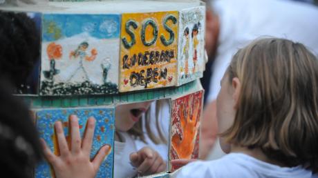 Die Hand war meine! In wochenlanger Arbeit haben die Kinder des SOS-Kinderdorfs und des Kinderhorts Kacheln für das Kunstwerk hergestellt und sich somit am Dorfeingang verewigt.