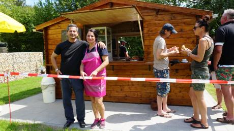 Luciana und Antonio Mazzilli bewirten die Badegäste seit vergangener Woche am neuen Kiosk.